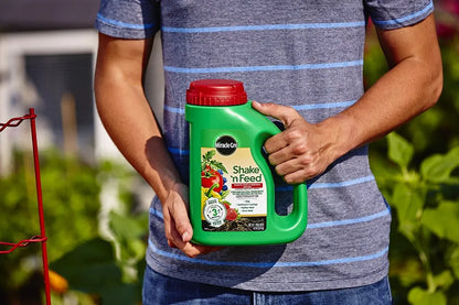 Miracle-Gro Shake 'n Feed Tomato, Fruit and Vegetable Plant Food, for Outdoor In-Ground and Potted Plants, Feeds up to 3 Months, 4.5 lbs. (Pack of 6)