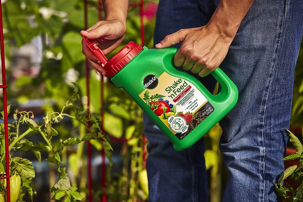 Miracle-Gro Shake 'n Feed Tomato, Fruit and Vegetable Plant Food, for Outdoor In-Ground and Potted Plants, Feeds up to 3 Months, 4.5 lbs. (Pack of 6)