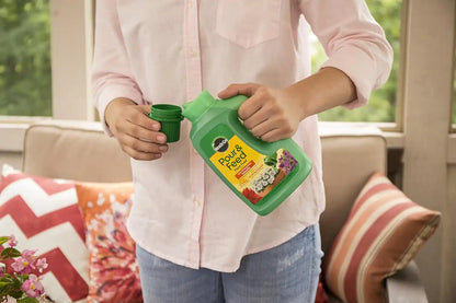 Miracle-Gro Plant Food, Liquid | Pour & Feed | 32 fl. oz | Pack of 2