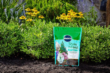 Miracle-Gro Shake 'N Feed Flowering Trees and Shrubs Plant Food, for In-Ground and Container Plants, Acid-Loving Flowering Plants, 8 lbs., (Pack of 4)